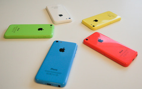 Iphone 5C на столе, все цвета