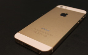 Iphone 5S цвет шампань на чёрном столе