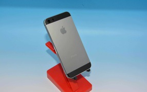 Iphone 5S цвет космический серый на стенде
