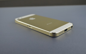 Iphone 5S на сером столе