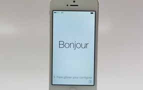 Iphone 5S на белом столе