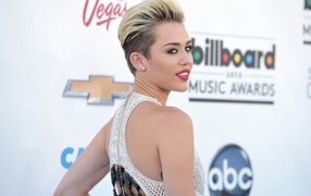 Miley Cyrus, new haircut