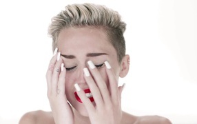 Майли Сайрус в музыкальном клипе wrecking ball 