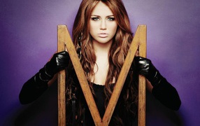 Майли Сайрус на сиреневом фоне