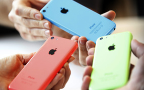 Новые Iphone 5C в руках