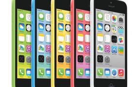 Новые Iphone 5C на белом фоне