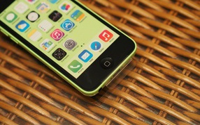Новый Iphone 5C на плетёном столе