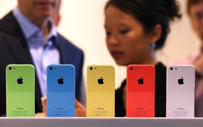Новые Iphone 5C на стенде 2013