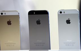 New Iphone 5S all the colors on the stand
