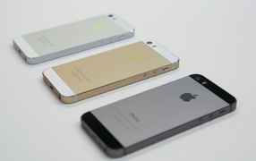 Новые Iphone 5S на белом столе