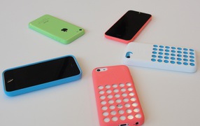 Новые смартфоны Iphone 5C и чехлы от Apple на столе