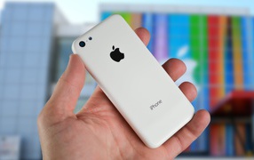Новый белый Iphone 5C в руке