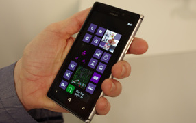 Nokia Lumia 925 в руке