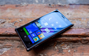 Nokia Lumia 925 в чехле с модулем беспроводной подзарядки