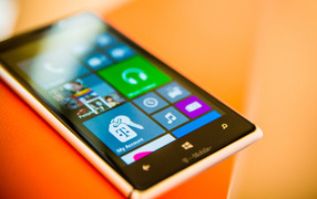 Nokia Lumia 925 на оранжевом столе