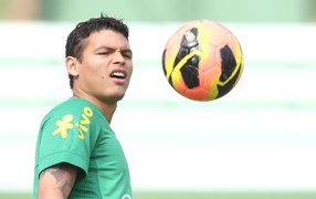 ПСЖ Тиаго Силва смотрит на мяч