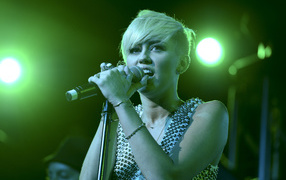 Performance Miley Cyrus new haircut 2013