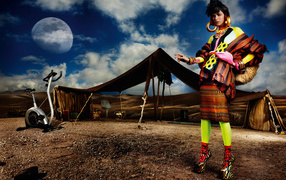 Фотография девушки в яркой одежде