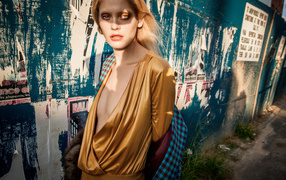 Фотография девушки в золотом платье