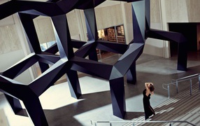 Фотография девушки на фоне креативной конструкции