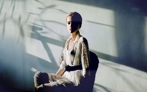 Фотография девушки на фоне белой стены