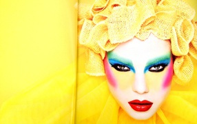 Фотография яркой девушки