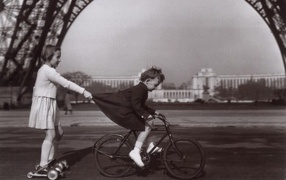 Photo of children under the Eiffel Tower