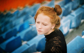 Фотография рыжей девушки в чёрном платье