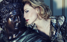 Фотография девушки и статуи