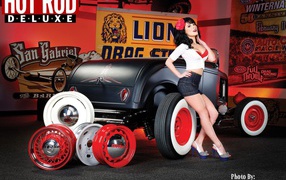 Пин Ап девушка возле ретро автомобиля