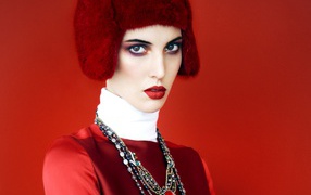 Портрет девушки в красном