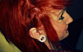 Девушка рыжеволосая с пирсингом в губе