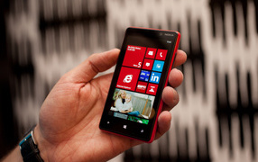Красная Nokia Lumia 820