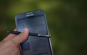 Samsung Galaxy Note 2 в руке