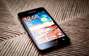 Samsung Galaxy S2 на плетеном столе