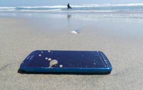 Samsung Galaxy S4 Active in the sand