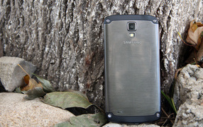 Samsung Galaxy S4 Active возле дерева