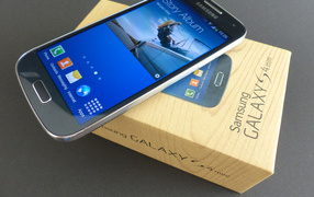 Samsung Galaxy S4 Mini и коробка