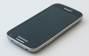 Samsung Galaxy S4 Mini на белом столе