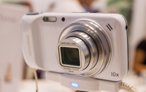 Samsung Galaxy S4 Zoom on the stand