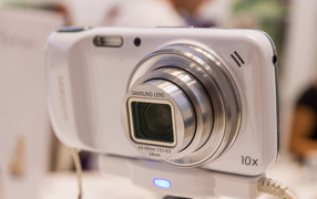 Samsung Galaxy S4 Zoom на стенде