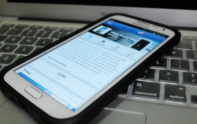 Samsung Galaxy S4 в чехле на клавиатуре