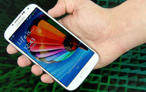 Samsung Galaxy S4 в руке