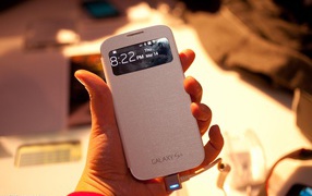 Samsung Galaxy S4 в белом чехле от Samsung