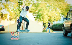 Скейтер выполняет трюк