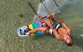 Спортивная девушка во время летнего отдыха