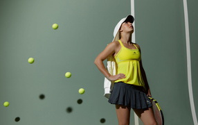 Теннисистка в жёлтом топике