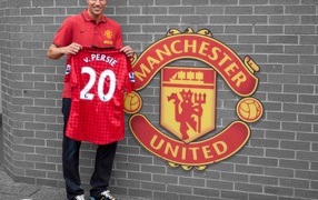 Нападавший из Манчестер Юнайтед Робин ван Перси держа собственную футболку