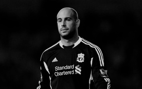 Лучший вратарь Наполи Пепе Рейна в черных тонах