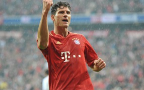  Лучший игрок Фиорентины Марио Гомеса под дождем